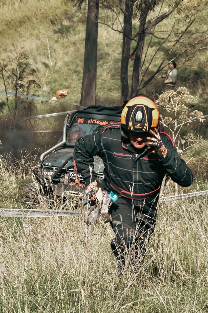 Pilota in corsa fuori dal mezzo