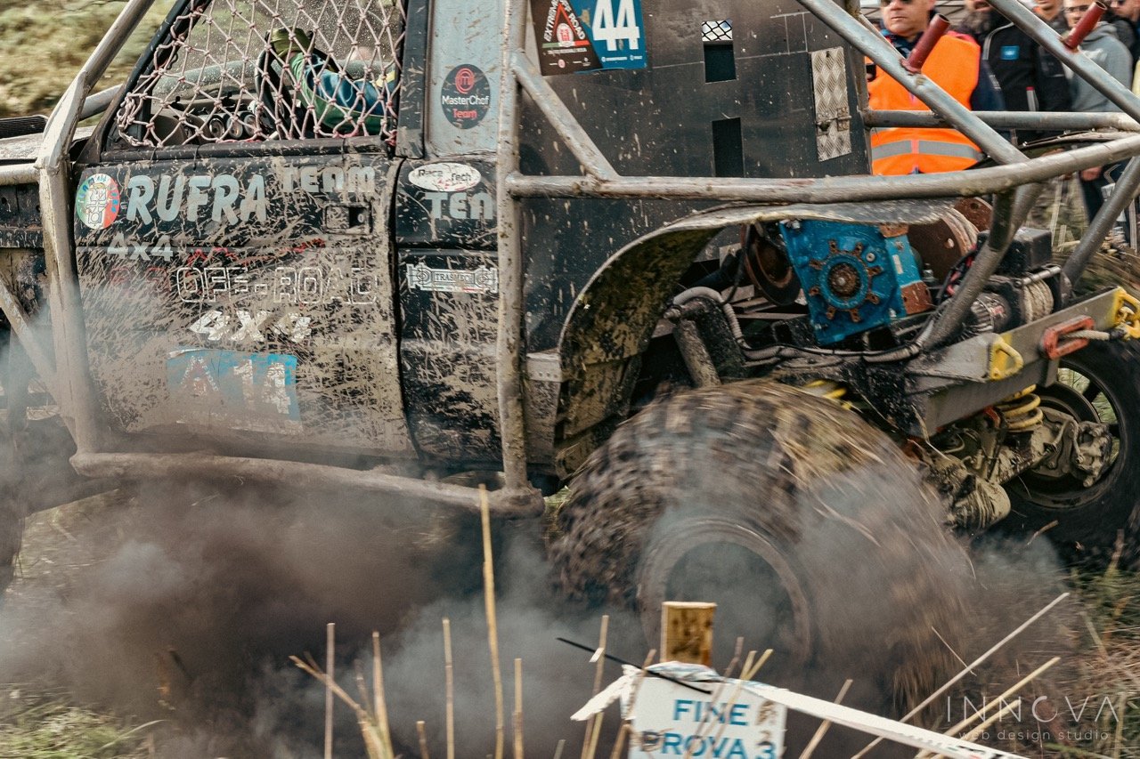 Mezzo Rufra 4×4 in azione tra il fumo